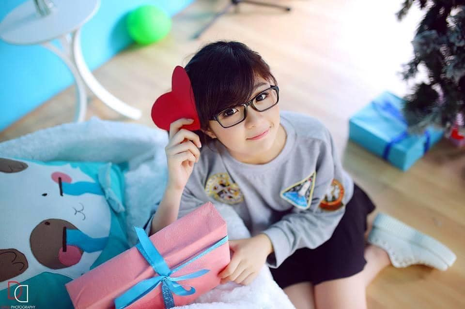 Dù là ở quá khứ hay hiện tại, An Dâu vẫn giữ được nét trẻ trung, đáng yêu không khác gì búp bê.