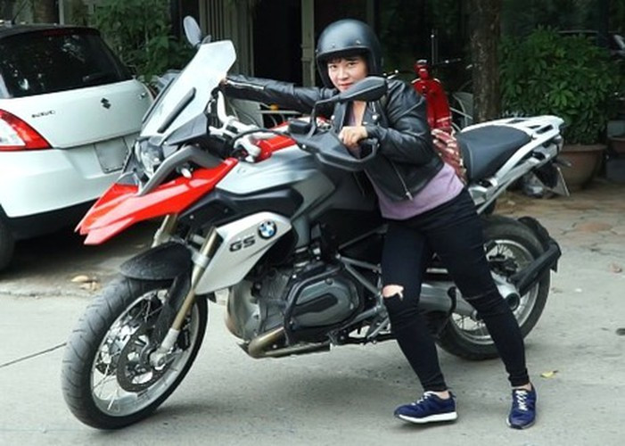 Những khoảnh khắc hội chị em chân ngắn có hạn nhưng đánh đu với những chiếc xe cao như xe ga, xe phân khối lớn... cũng thu hút hàng trăm bình luận hài hước trên MXH.