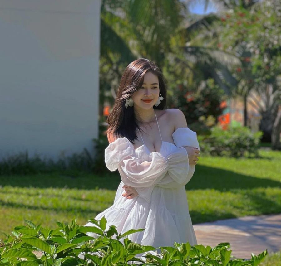 Dù theo đuổi phong cách gợi cảm nhưng Thái Thảo Nguyên luôn ưu tiên trang phục nữ tính, cô nàng diện những item có chừng mực.