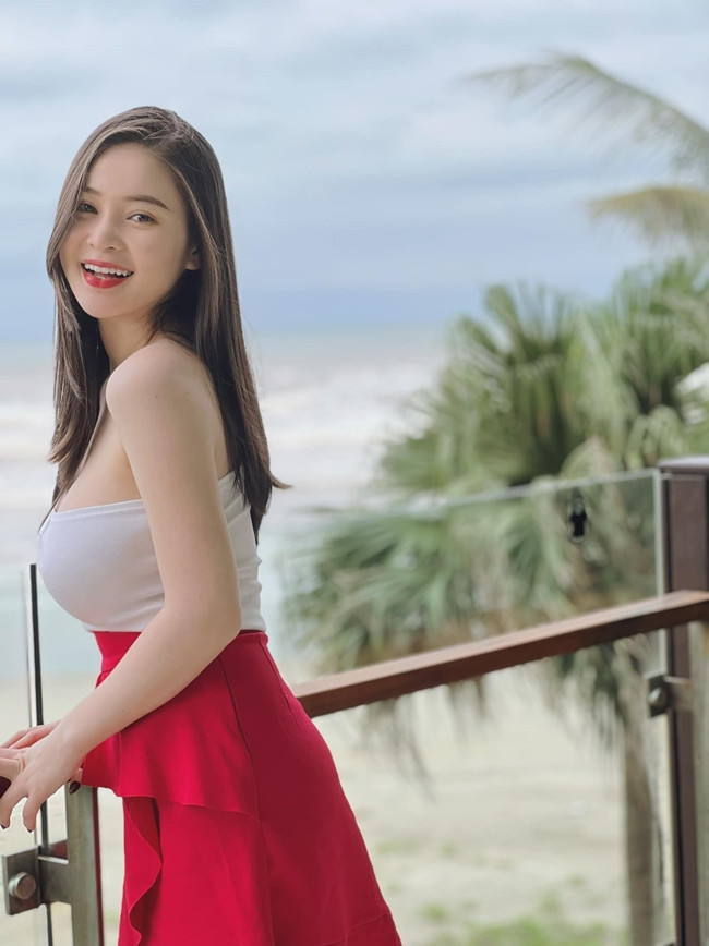 Gái xinh Thái Thảo Nguyên sở hữu gương mặt thanh tú và thân hình cân đối. Nhan sắc ngọt ngào của cô khiến bao người si mê.