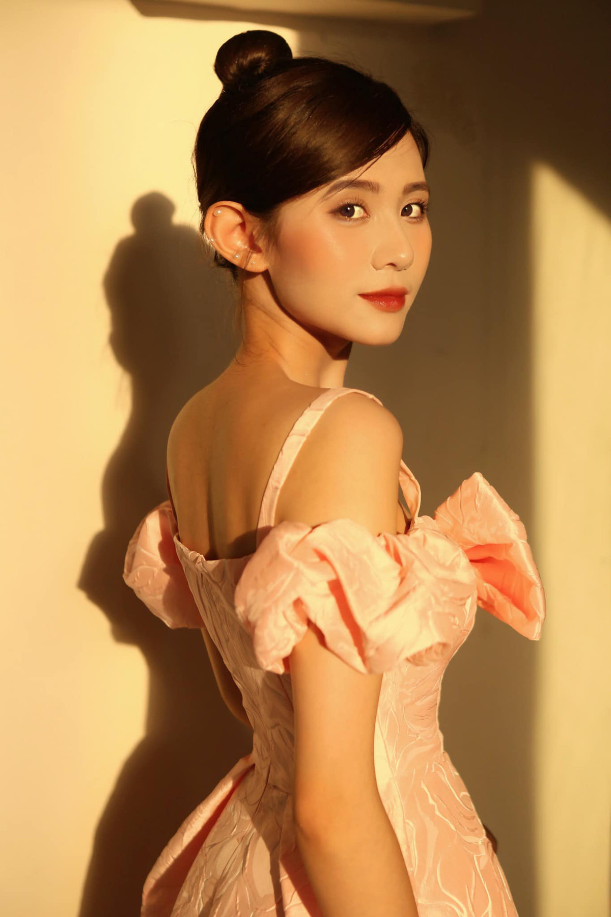 Vừa qua Quỳnh Trang là nữ diễn viên tân binh đóng vai con gái Việt Anh trong bộ phim Chồng Cũ, Vợ cũ, Người Yêu Cũ. Tuy nhiên vai diễn của cô lại thất bại trong việc lột tả tính cách nổi bật của nhân vật.