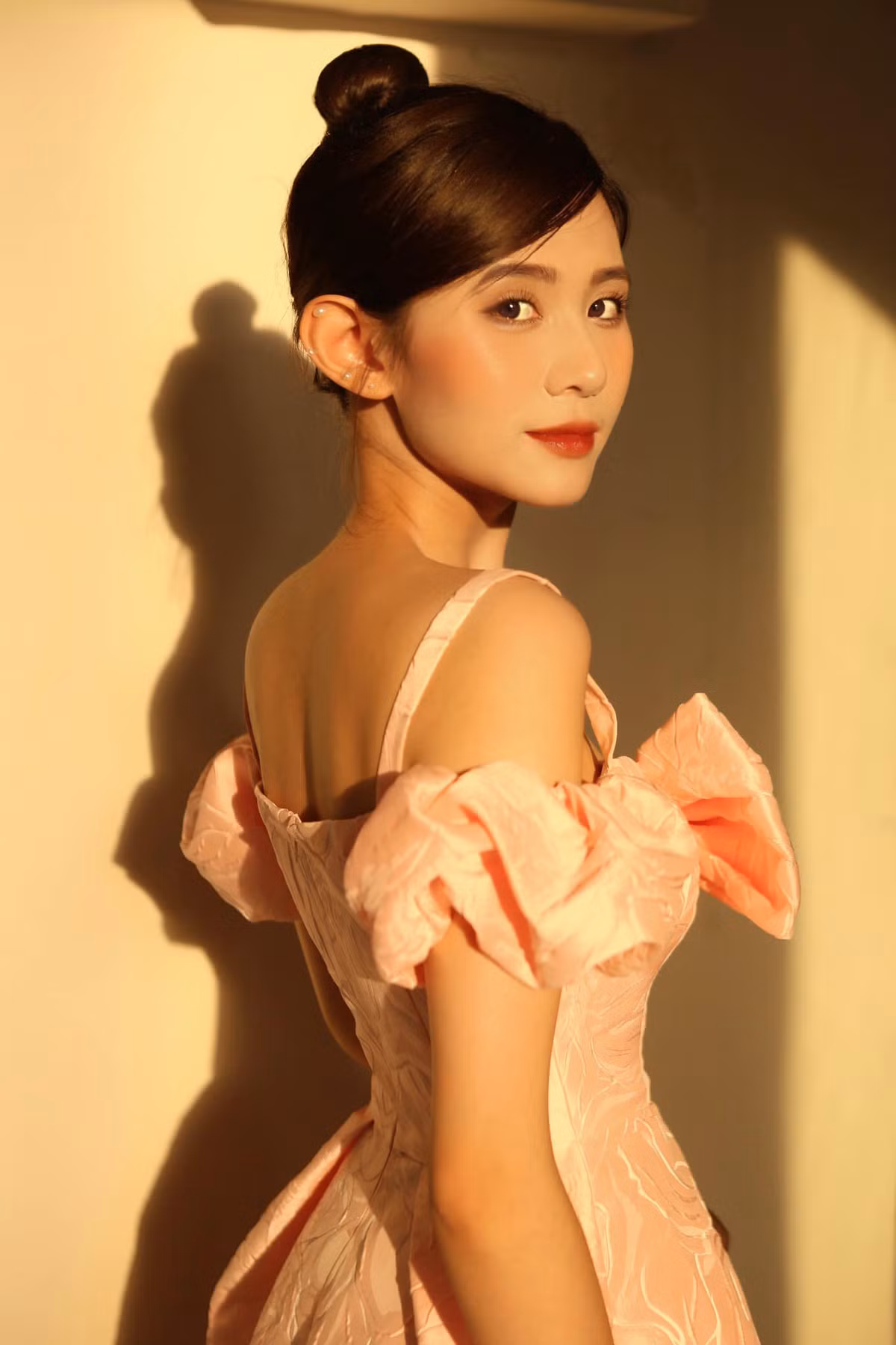 Vừa qua Quỳnh Trang là nữ diễn viên tân binh đóng vai con gái Việt Anh trong bộ phim Chồng Cũ, Vợ cũ, Người Yêu Cũ. Tuy nhiên vai diễn của cô lại thất bại trong việc lột tả tính cách nổi bật của nhân vật.