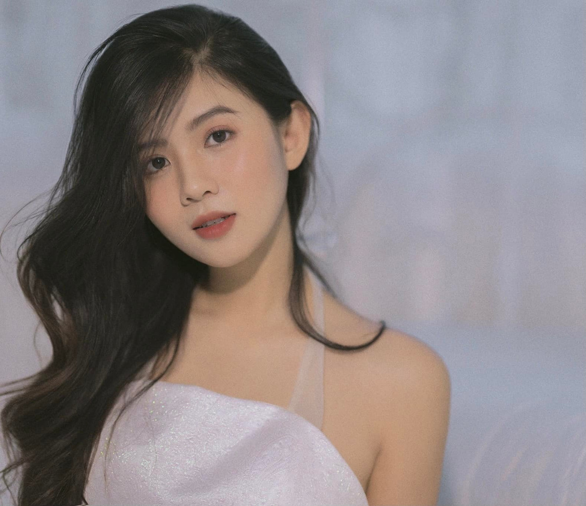 Hiện tại cô đang theo học tại trường Đại học Sân khấu Điện ảnh Hà Nội, chuyên ngành Diễn viên Kịch truyền hình.