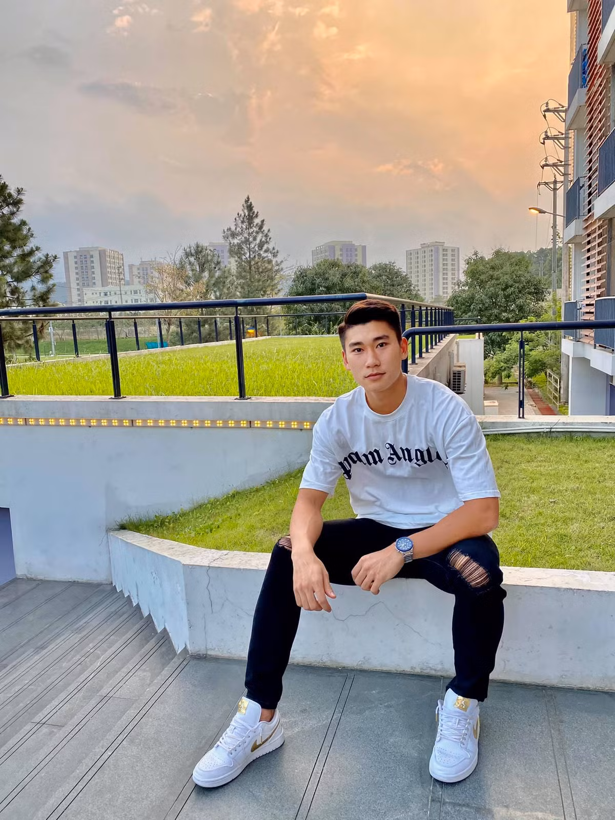 Ngay khi về nước, tiền đạo Nhâm Mạnh Dũng đã có chia sẻ đầu tiên trên Facebook. Anh đăng tải hình ảnh quây quần bên bữa cơm gia đình.