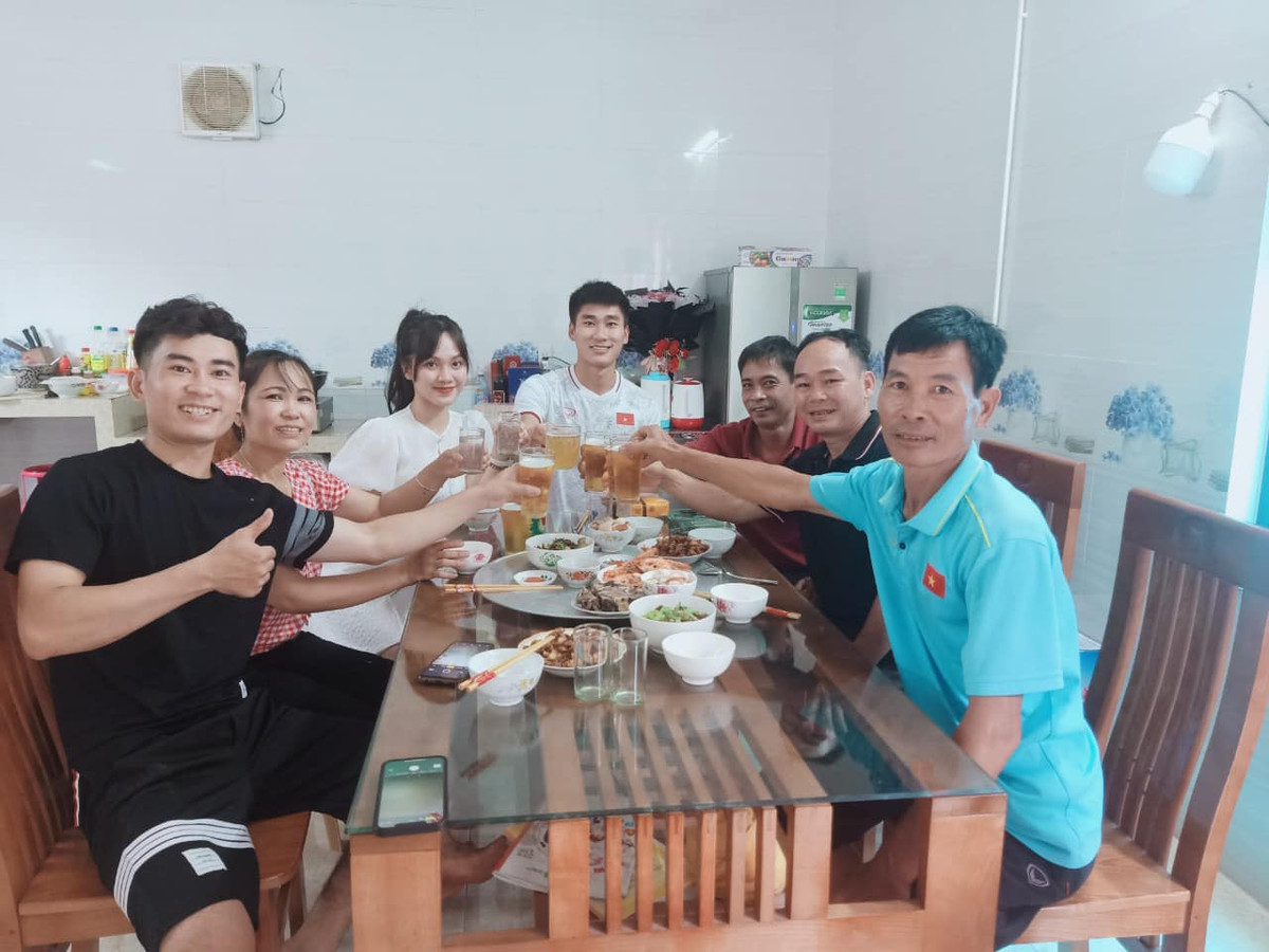 Nhiều bạn bè vào trêu anh chàng rằng, nay ra mắt bạn gái với gia đình để chuẩn bị đám cưới.