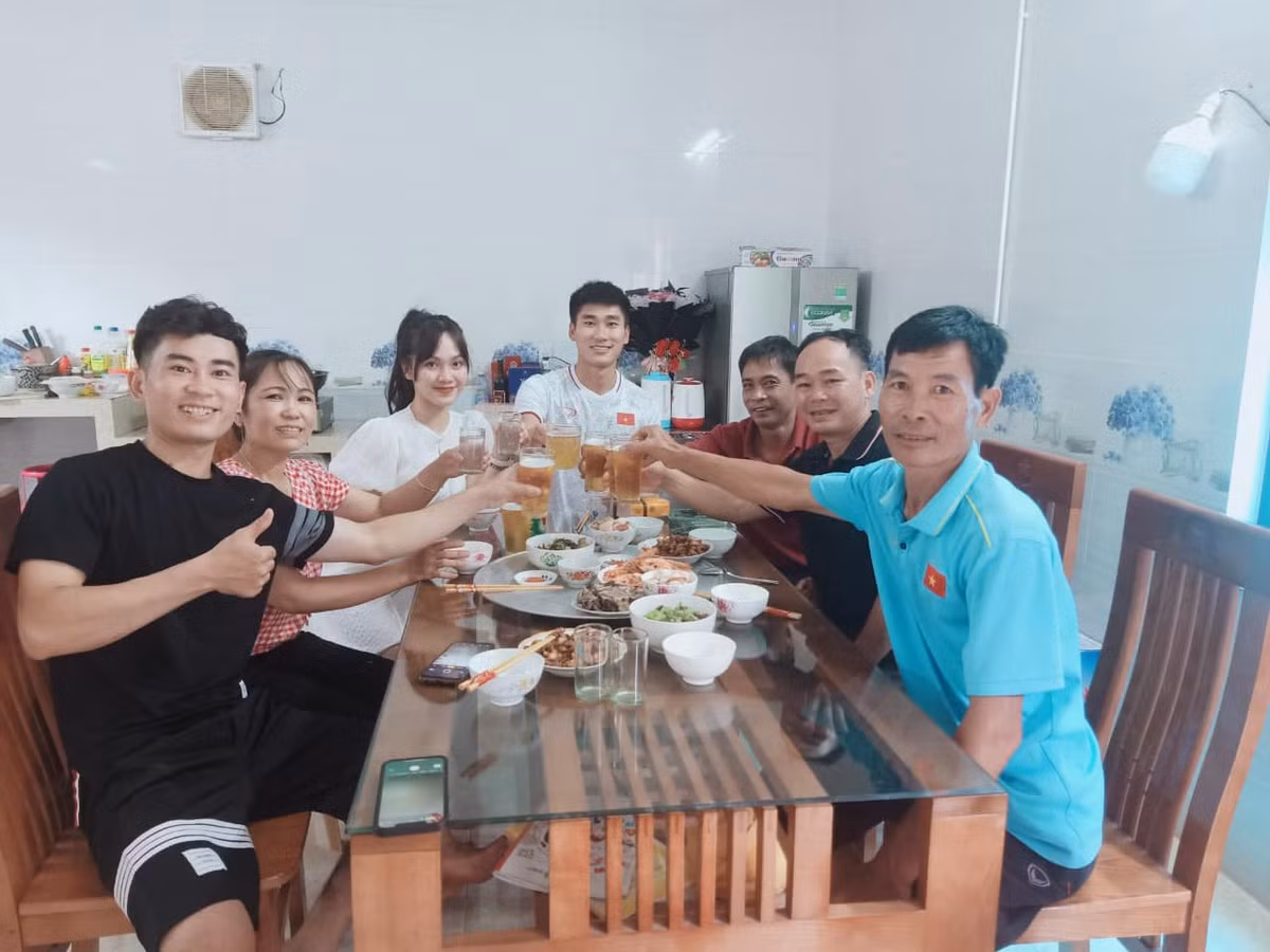 Nhiều bạn bè vào trêu anh chàng rằng, nay ra mắt bạn gái với gia đình để chuẩn bị đám cưới.