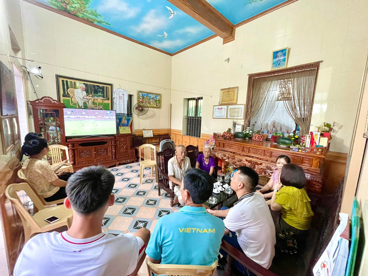 Chia sẻ của Nhâm Mạnh Dũng lập tức thu hút chú ý của người hâm mộ, ai đi qua cũng like, thả tim.