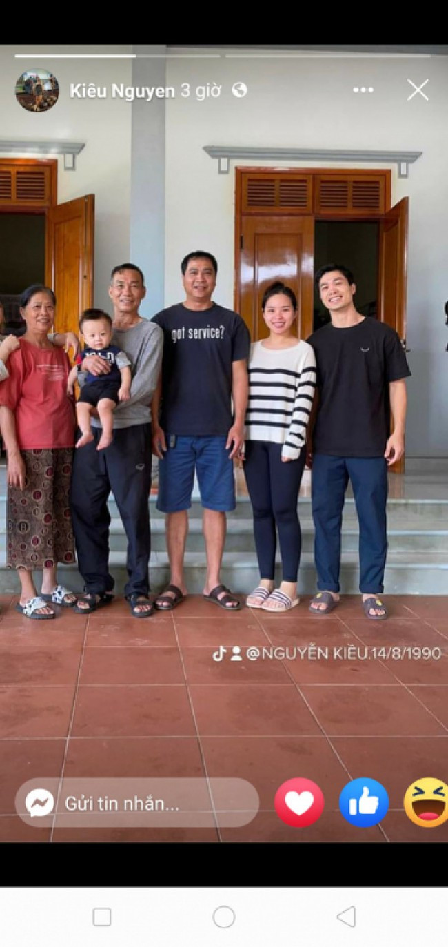 Dưới bài đăng, Viên Minh nhận được rất nhiều lời khen nhan sắc gái một con. "Chị Minh xinh quá, nhìn tướng phúc hậu thật sự", "Viên Minh nhìn đằm thắm", "Chị mình vừa xinh lại phúc hậu",...là những bình luận của cư dân mạng.