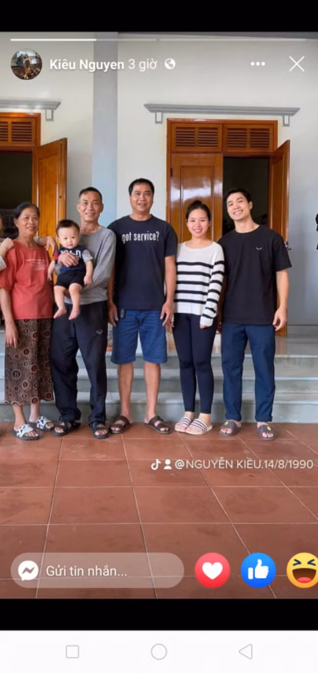 Dưới bài đăng, Viên Minh nhận được rất nhiều lời khen nhan sắc gái một con. "Chị Minh xinh quá, nhìn tướng phúc hậu thật sự", "Viên Minh nhìn đằm thắm", "Chị mình vừa xinh lại phúc hậu",...là những bình luận của cư dân mạng.