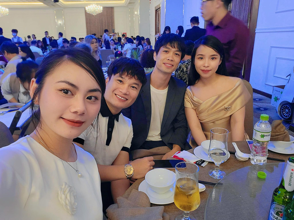 Mới đây vợ Công Phượng xuất hiện trong đám cưới của cầu thủ Võ Huy Toàn, nàng WAG sánh đôi bên chồng và ngay lập tức gây chú ý.