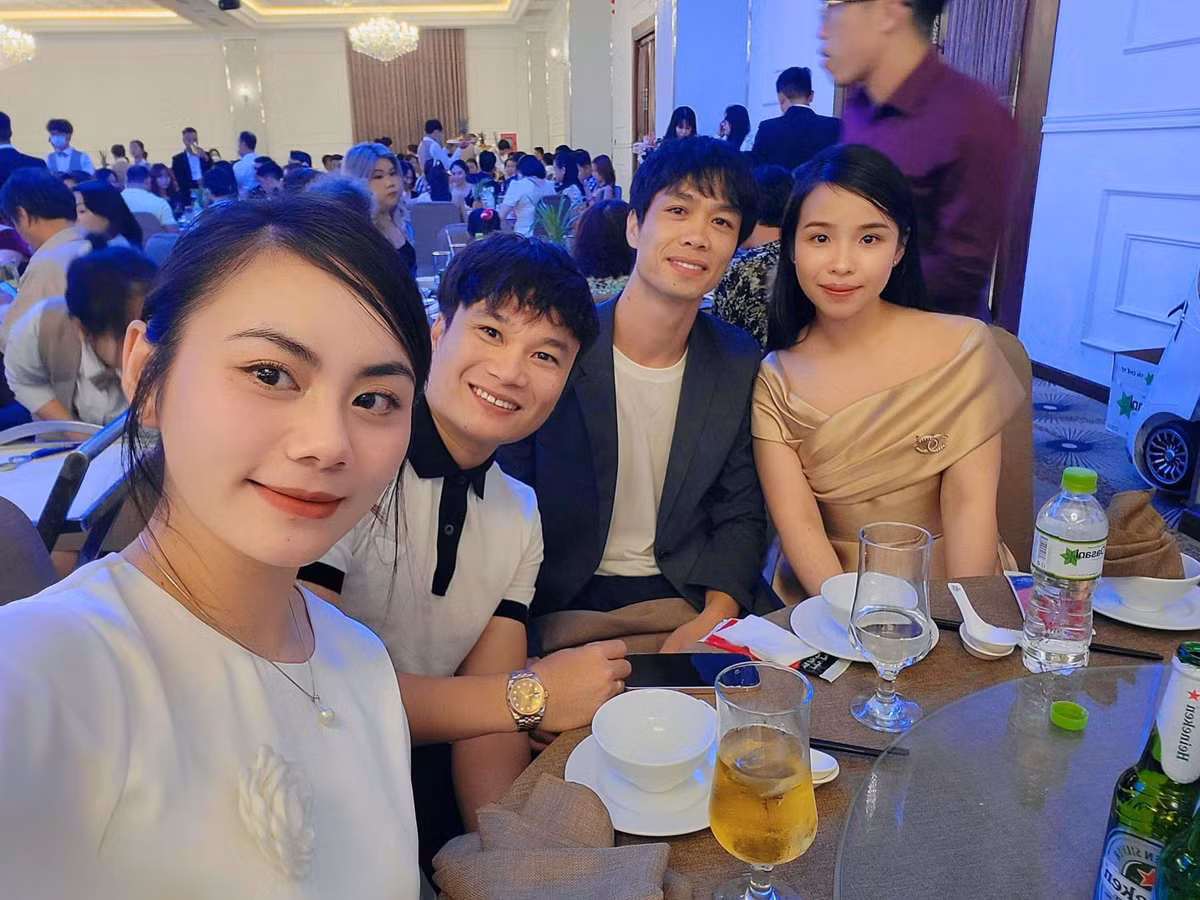 Mới đây vợ Công Phượng xuất hiện trong đám cưới của cầu thủ Võ Huy Toàn, nàng WAG sánh đôi bên chồng và ngay lập tức gây chú ý.