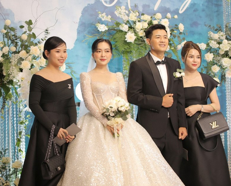 Sau sinh, Viên Minh vẫn còn mũm mĩm, chưa hoàn toàn về dáng.