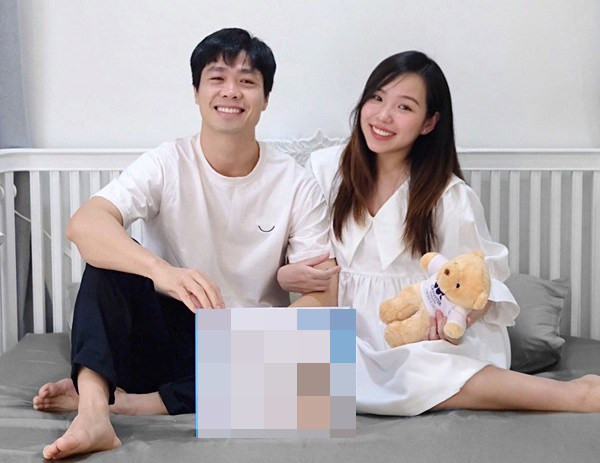 Dù đã "về chung một nhà" nhưng Công Phượng và bà xã đều rất kín tiếng về chuyện riêng tư như thời mới yêu. Cả 2 rất ít khi xuất hiện công khai cùng nhau hay thể hiện tình cảm trên mạng xã hội.