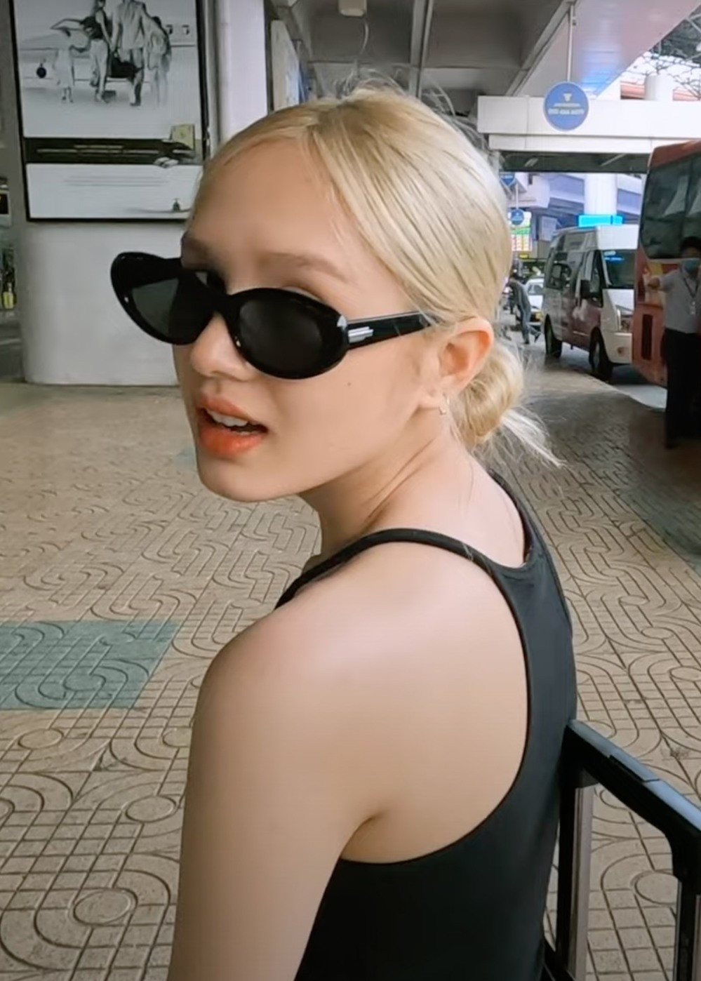 Dù xuất hiện chỉn chu, xinh đẹp trên mạng xã hội, nhưng đâu ai biết rằng gái xinh 2K này thường xuyên bị chồng "dìm hàng" bằng những khoảnh khắc quay lén.