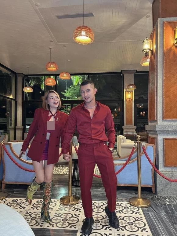 Cặp đôi này đã diện những bộ trang phục "tông xuyệt tông" cực kì nổi bật.