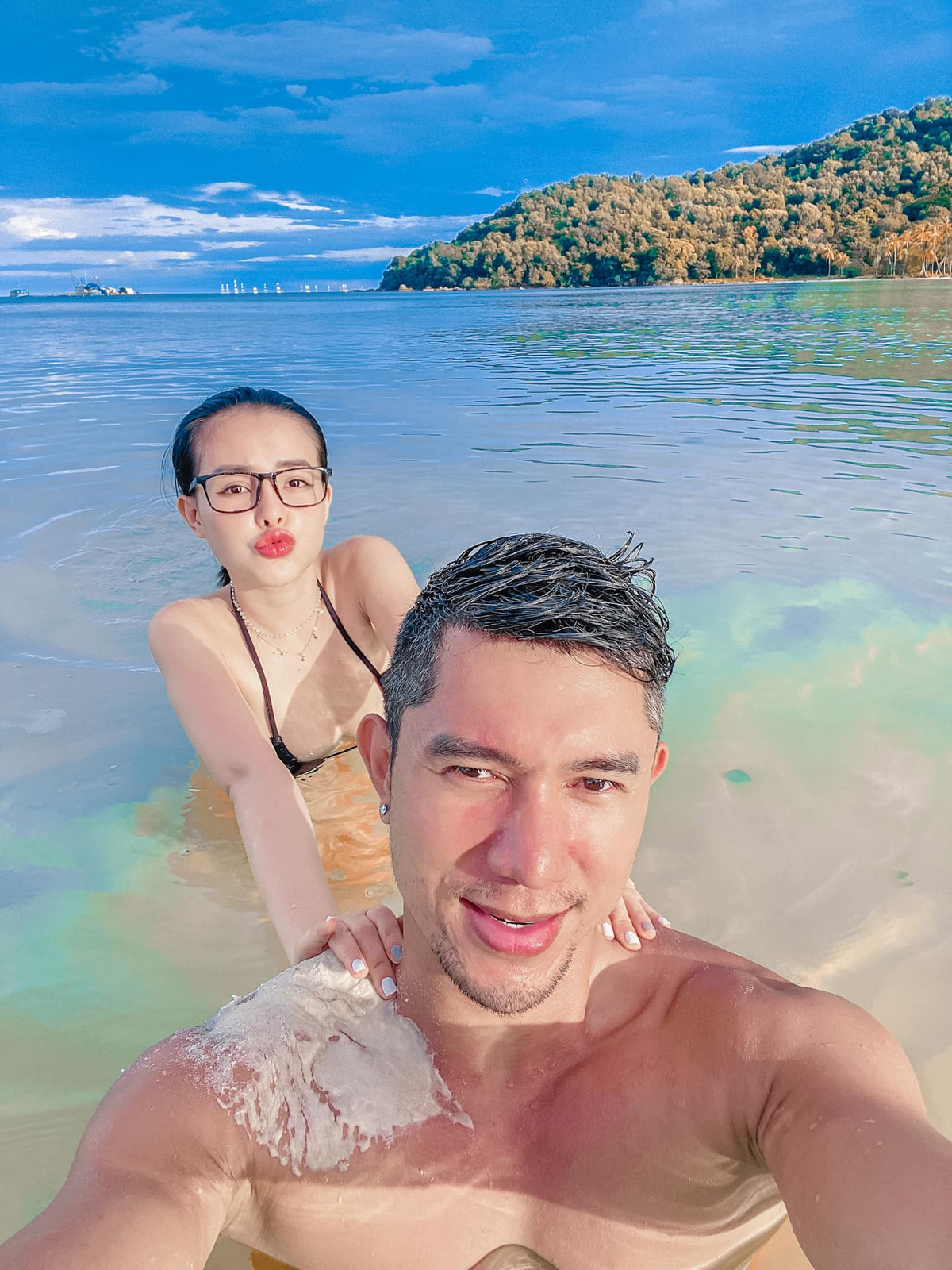 Cô nàng từng tuyên bố chuyện không muốn sinh con cùng huyết thống với bạn trai. Ngân 98 và nam nhạc sĩ có ý định qua nước ngoài mua tinh trùng về cấy để có con đẹp. Ảnh: Tổng hợp