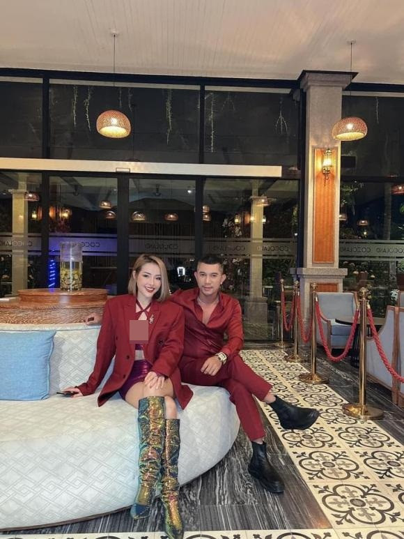 Lối ăn mặc của Ngân 98 lại một lần nữa trở thành chủ đề gây tranh cãi khi khoét sâu, hớ hênh phản cảm.