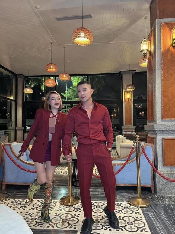 Về phía hot girl Ngân 98, cô nàng cũng đã đốt mắt khán giả với pha khoe vòng 1 "ngồn ngộn" cực kì nóng mắt.