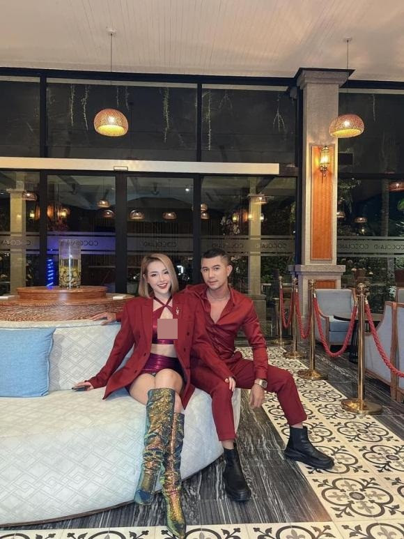 So với ti tỉ khoảnh khắc ăn mặc hớ hênh, thì trong bộ ảnh lần này, nhiều khán giả phải gật gù đồng tình rằng Ngân 98 mặc đồ vẫn còn tương đối kín đáo.