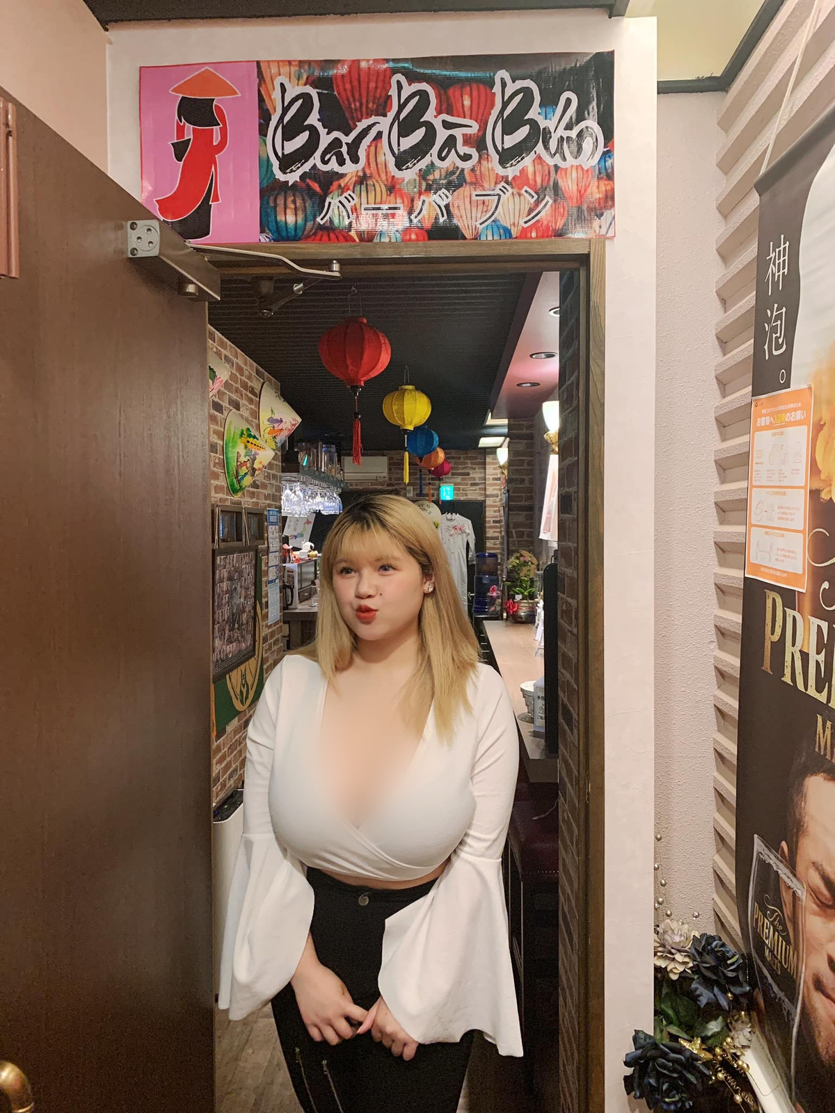 Chính việc chụp ở góc nghiêng khiến bức ảnh đã nóng nay càng thêm nóng, thậm chí nhiều cư dân mạng còn cảm thấy nhức nhối với bức ảnh trên.