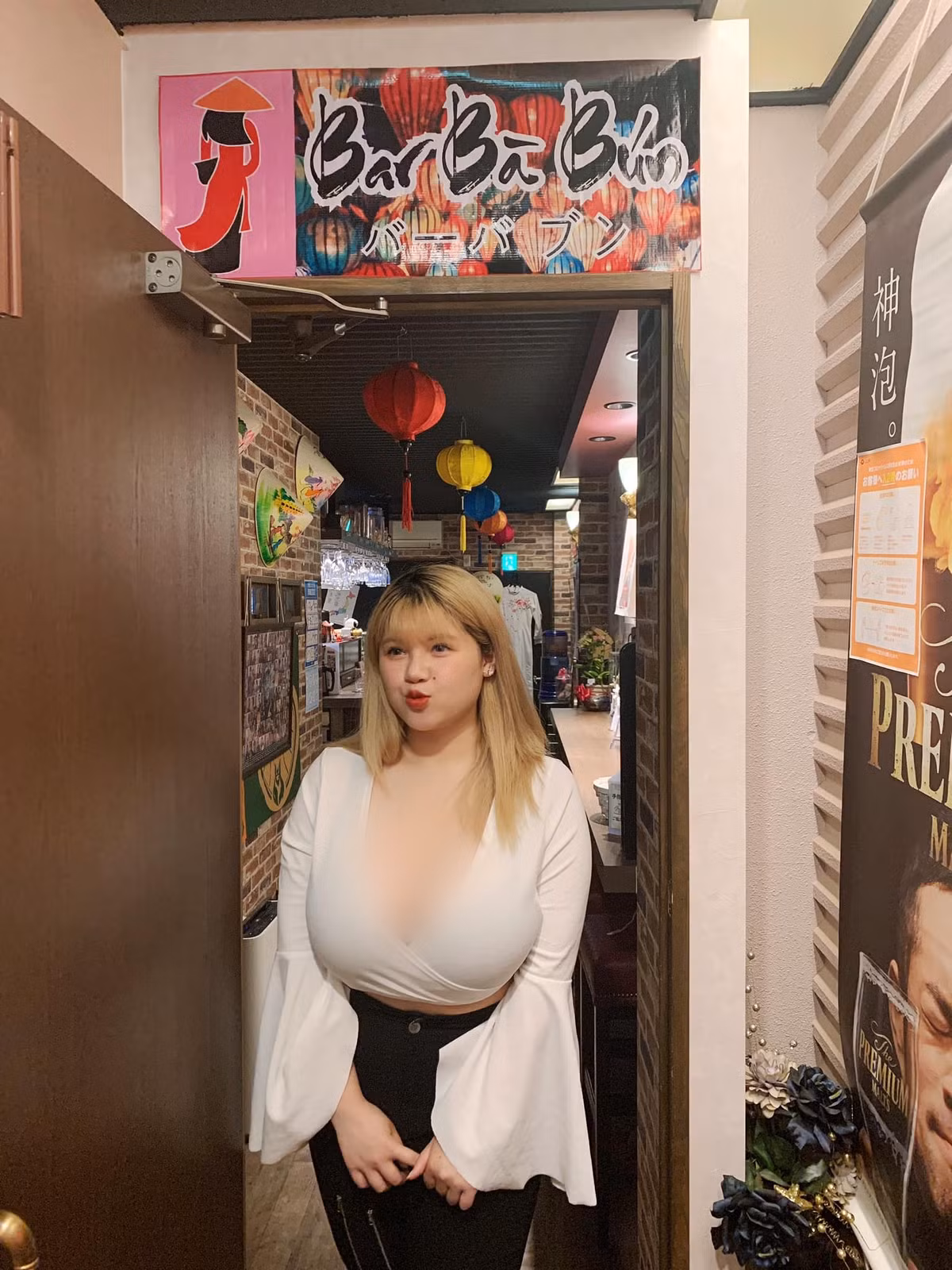 Chính việc chụp ở góc nghiêng khiến bức ảnh đã nóng nay càng thêm nóng, thậm chí nhiều cư dân mạng còn cảm thấy nhức nhối với bức ảnh trên.