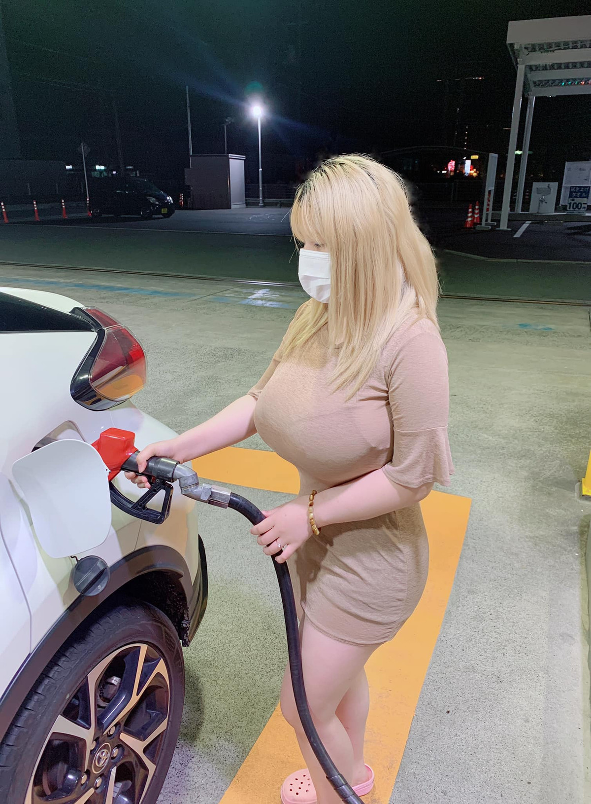 Mới nhất trên Facebook cá nhân, hot girl ngực khủng Hải Dương khoe ảnh đang đứng đổ xăng. Lần lên sóng này, cô nàng mặc một chiếc váy sáng màu, bó sát khoe được vòng eo thon.