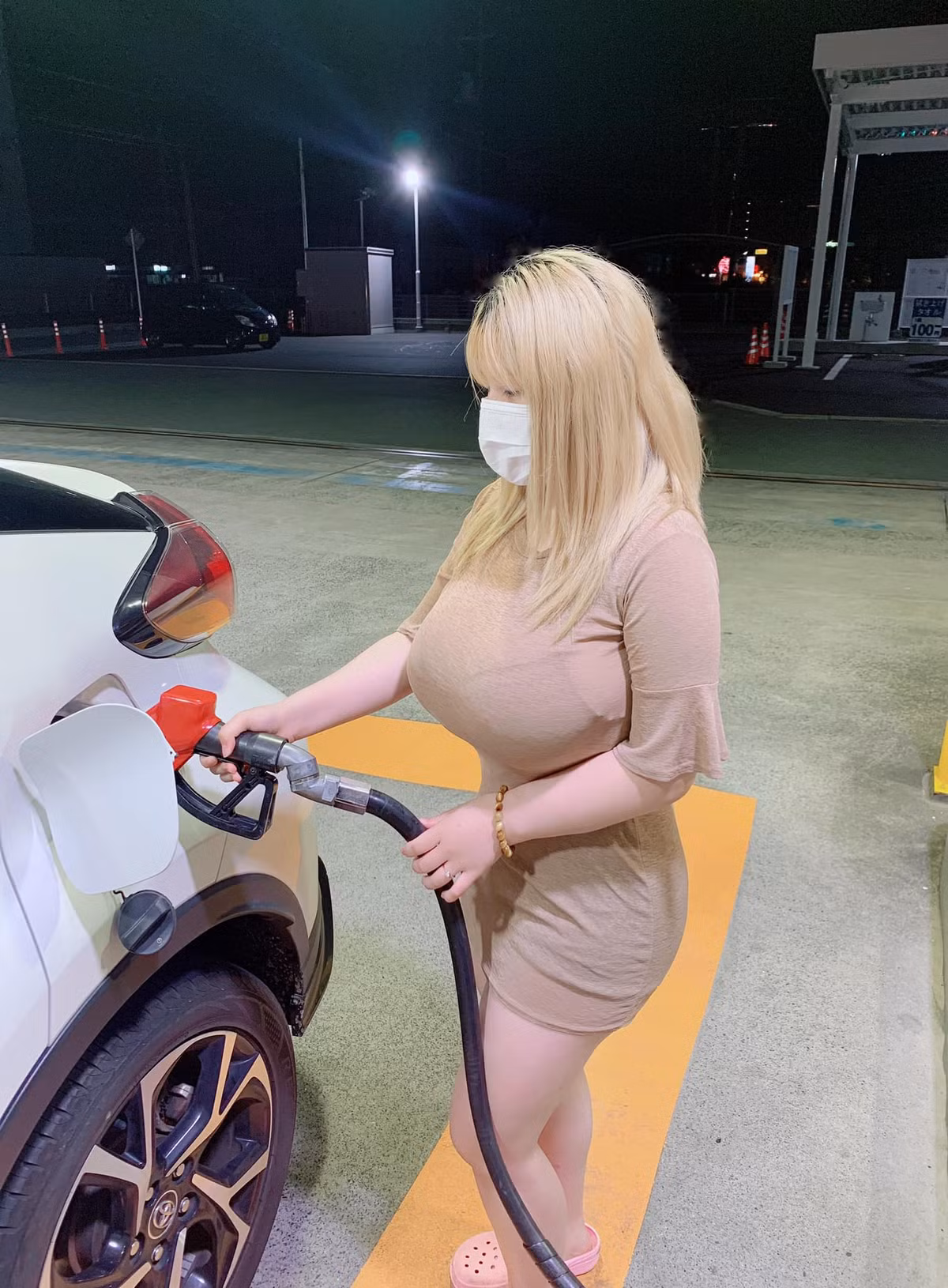 Mới nhất trên Facebook cá nhân, hot girl ngực khủng Hải Dương khoe ảnh đang đứng đổ xăng. Lần lên sóng này, cô nàng mặc một chiếc váy sáng màu, bó sát khoe được vòng eo thon.