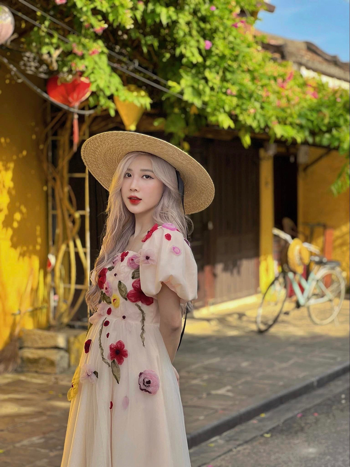 Sở hữu khuôn mặt vô cùng xinh đẹp cùng làn da trắng sứ như Ngọc Trinh, trang cá nhân của cô nàng thu hút hơn 255.000 lượt theo dõi.