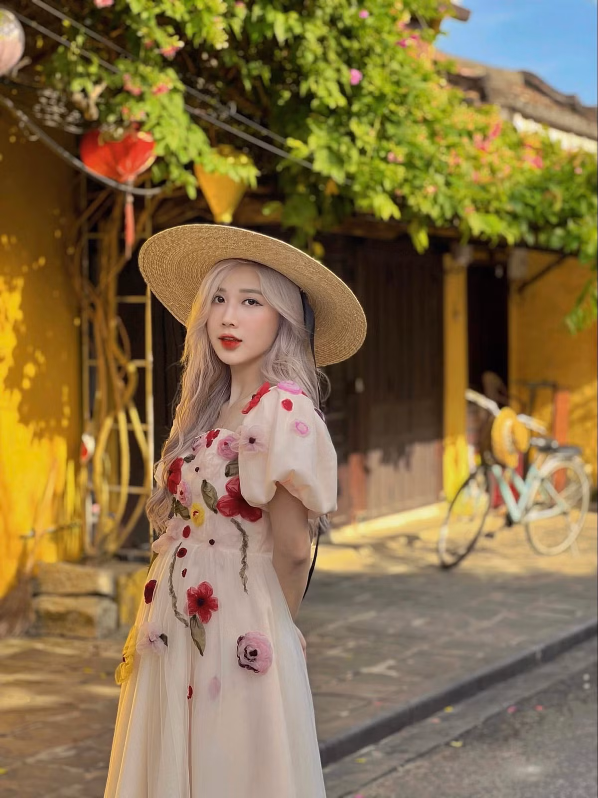 Sở hữu khuôn mặt vô cùng xinh đẹp cùng làn da trắng sứ như Ngọc Trinh, trang cá nhân của cô nàng thu hút hơn 255.000 lượt theo dõi.