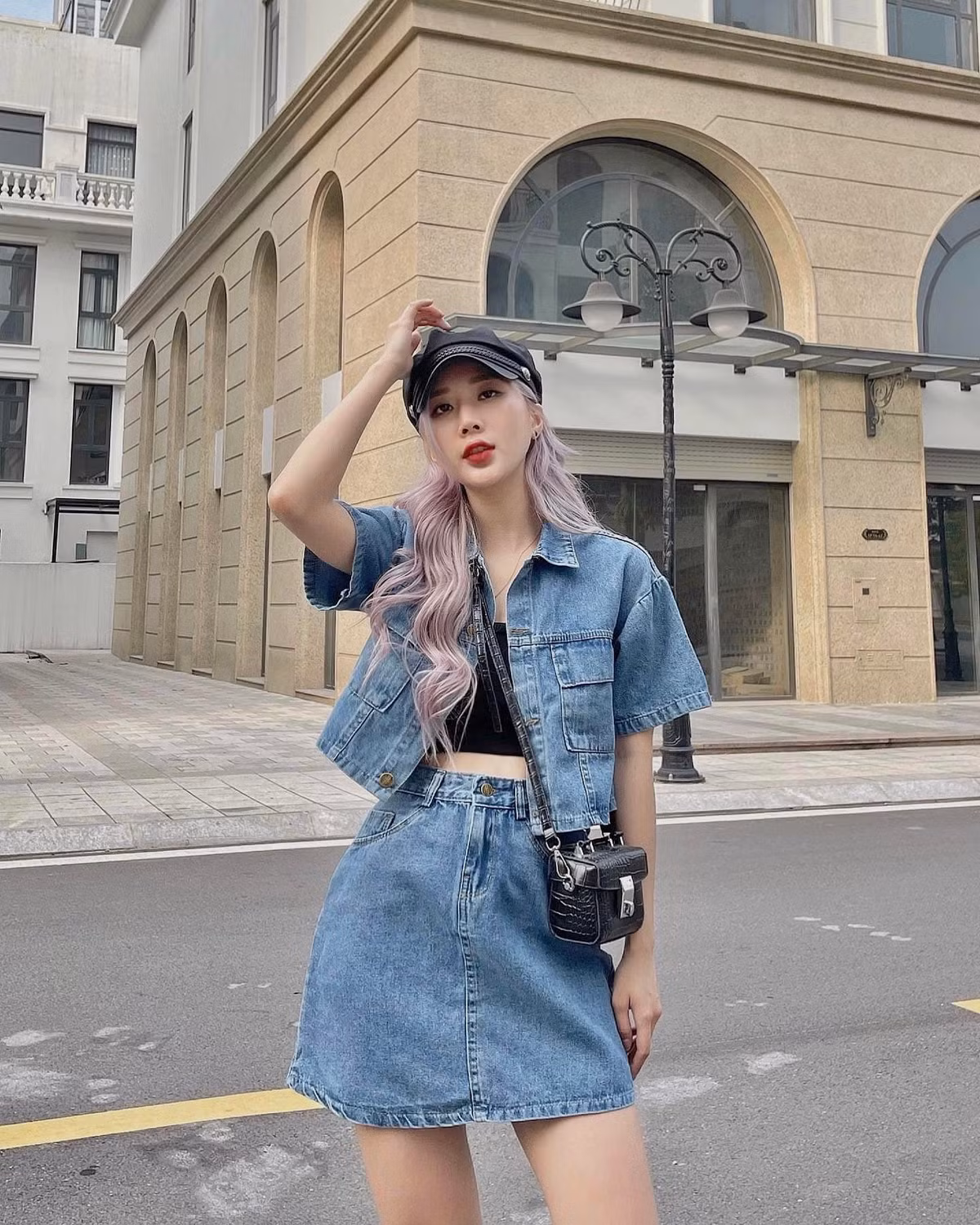 Hiện Linh Hương Trần là người mẫu ảnh tự do, cô tham gia đóng nhiều sitcom, MV ca nhạc như Chuyện tình chàng thợ xây, Tình yêu thôn quê, Cưới luôn sợ gì,…