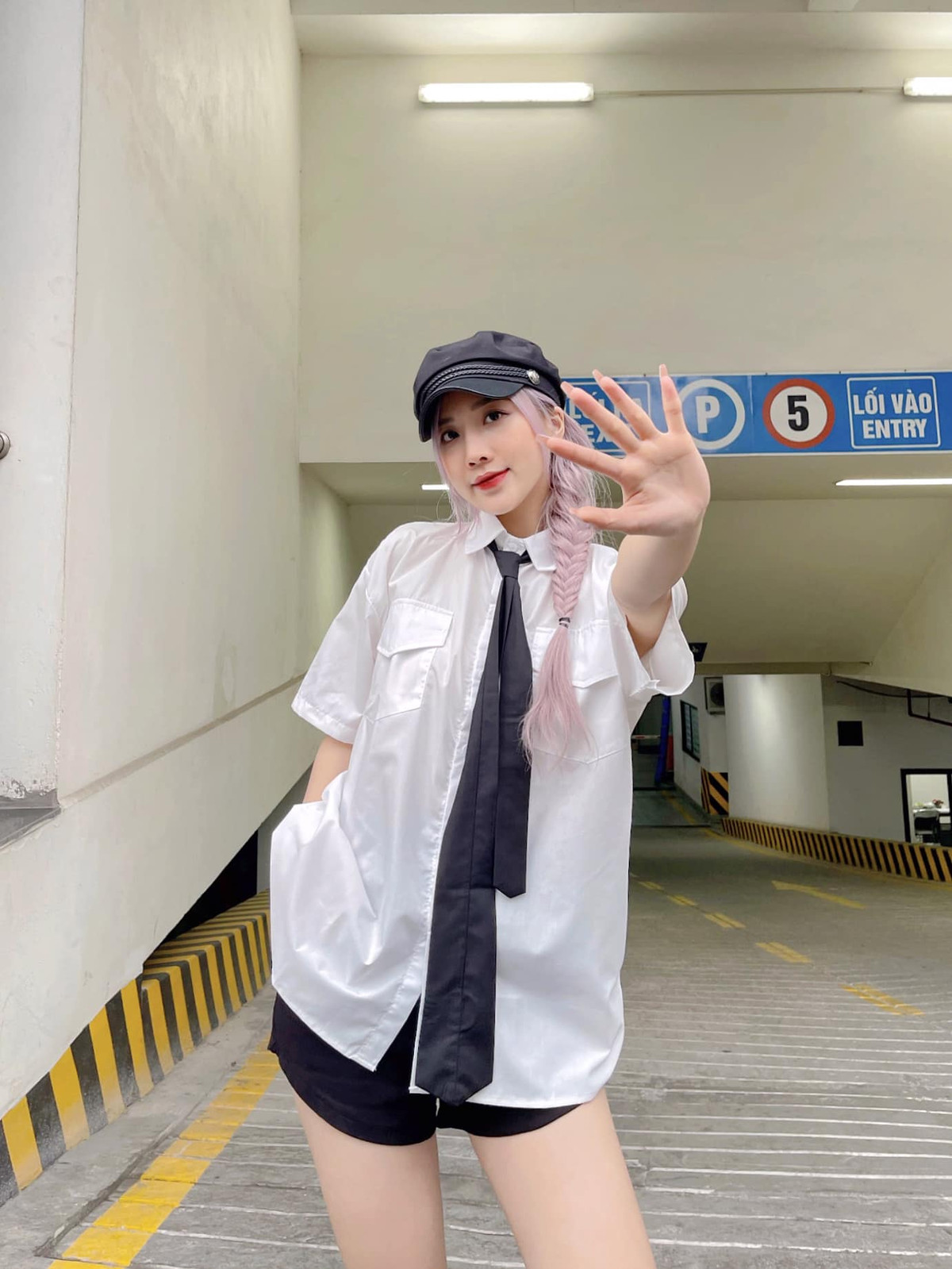 Vào mùa giải AFF Cup 2018, Linh Hương Trần cũng từng gây chú ý trên hàng ghế khán giả vì ngoại hình xinh đẹp và phong cách thời trang trẻ trung, năng động.