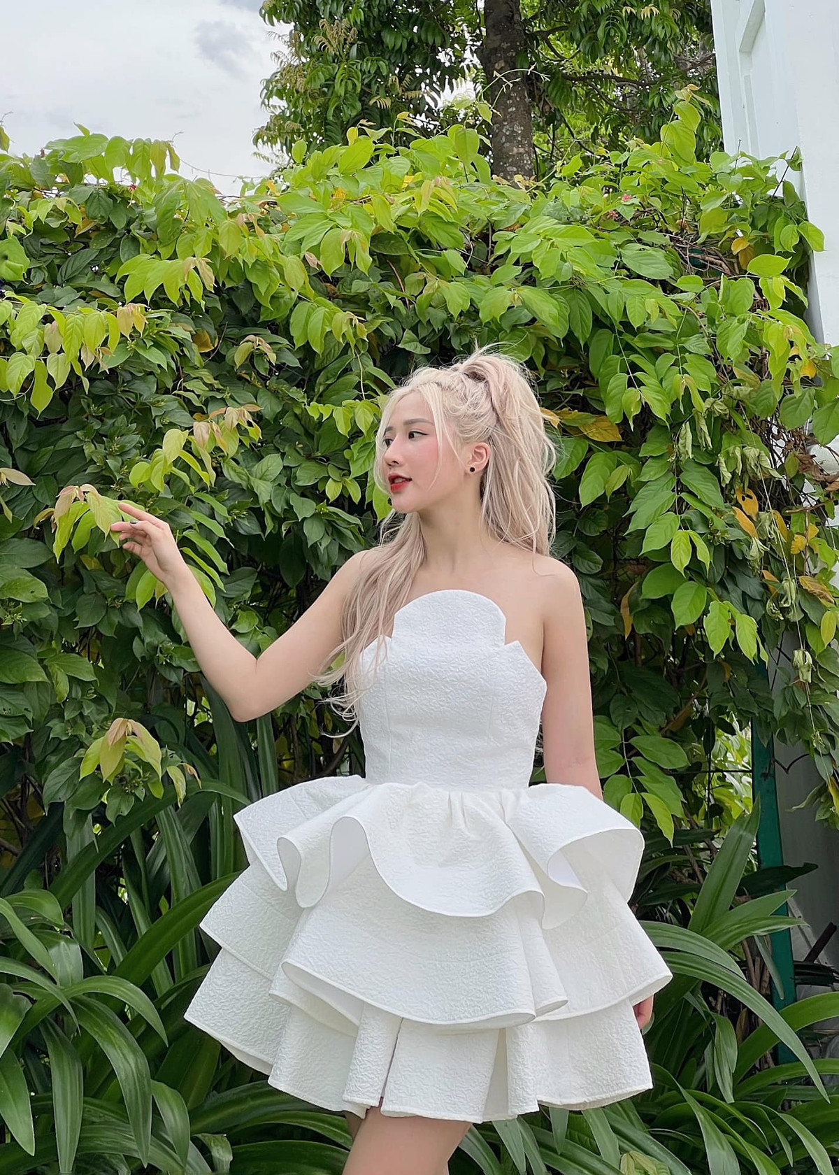 Sau khi ra trường và trở thành mẫu ảnh chuyên nghiệp, hot girl 9x này càng được biết đến nhiều hơn với những bộ ảnh nghệ thuật bắt mắt, cô cũng theo hướng ăn mặc gợi cảm hơn.