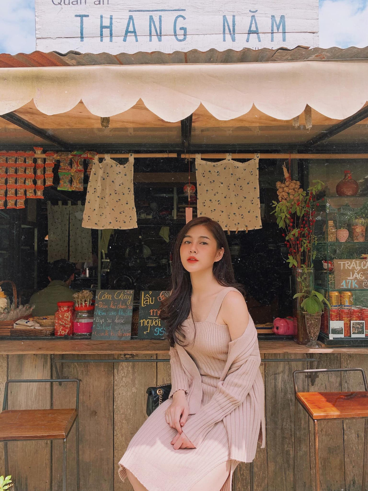 Đứng giữa đường phố đêm khuya, cặp đôi không ngại trao cho nhau nụ hôn nồng cháy.