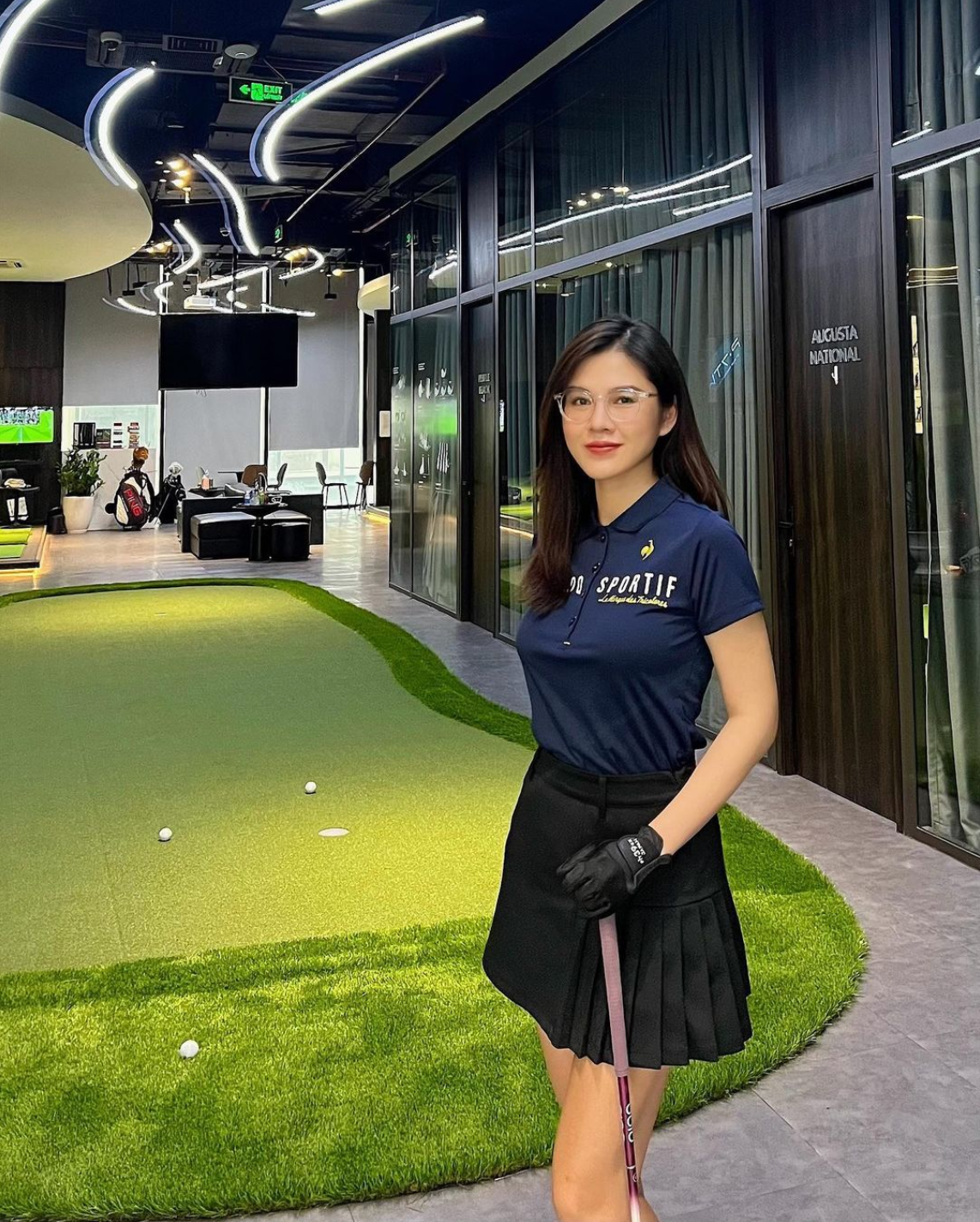 Nữ MC cho biết, trong lúc vợ bận rộn đi làm thì chồng cô ở nhà tự làm việc nhà, giặt và phơi quần áo mà không cần vợ nhờ. Sau khi xong việc, anh còn dành thời gian nhắn tin hỏi han, quan tâm đến công việc của vợ.