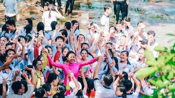 Dù phải nhận cái kết đắng đó là ướt hết cả người, nhưng thầy hiệu phó vẫn rất thoải mái để "hóa teen" gần gũi với học sinh hơn, nắm rõ tâm lý của lứa tuổi teen để chia sẻ với các bạn nhiều hơn. Ảnh: Hoài Thương