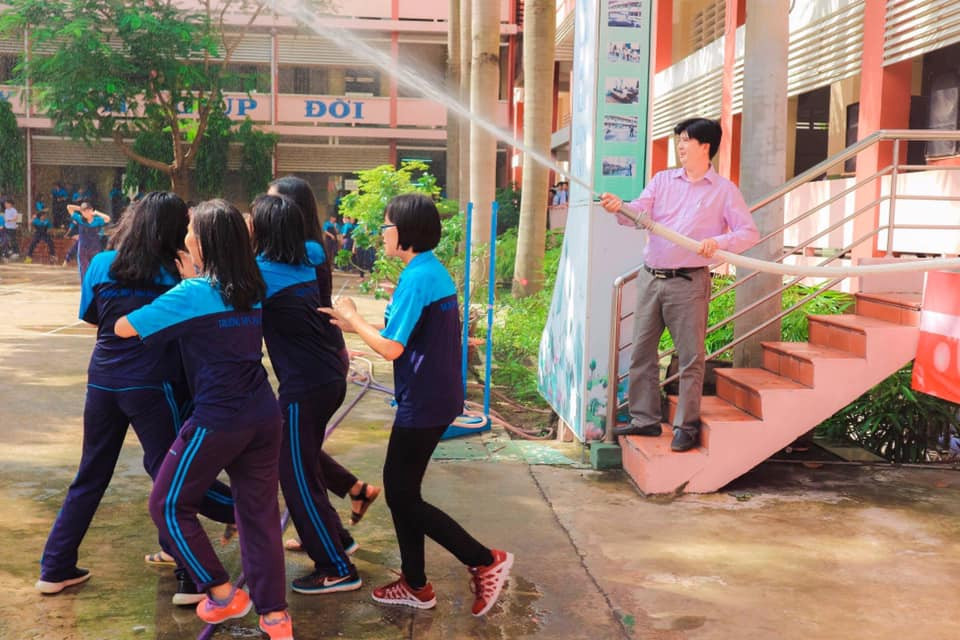 Theo tìm hiểu, trò ném bóng nước ở lễ bế giảng xuất phát từ những trường học trong miền Nam và đa phần là từ các học sinh cuối cấp trước khi họ chia tay nhau để bước chân vào cánh cửa đại học.