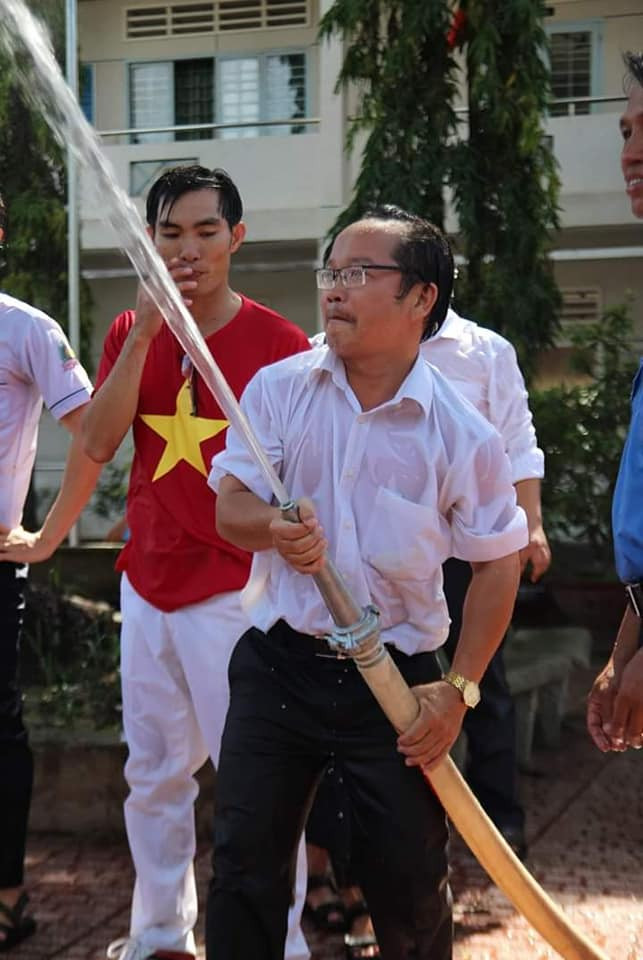 Không còn sử dụng bóng nước thông thường, thầy hiệu phó của trường đã chơi lớn sử dụng luôn vòi xịt nước để đùa vui cùng học trò ngày lễ bế giảng. Ảnh: Hoài Thương