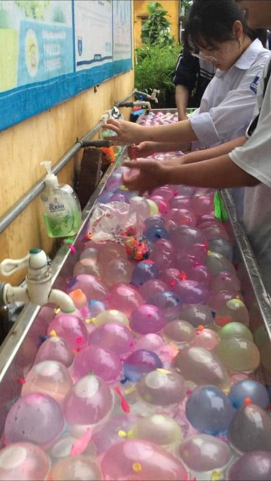 Vừa vui vẻ, hào hứng, tạo tính ganh đua dữ dội mà lại an toàn, cùng lắm chỉ ướt như chuột lột rồi cười hô hố mà chạy về nhà thay đồ mà thôi...Ảnh: Đức Huy