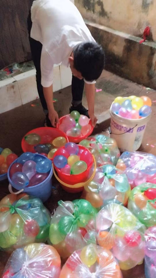 Trò ném bóng nước đã quá quen thuộc với các bạn học sinh cuối cấp.