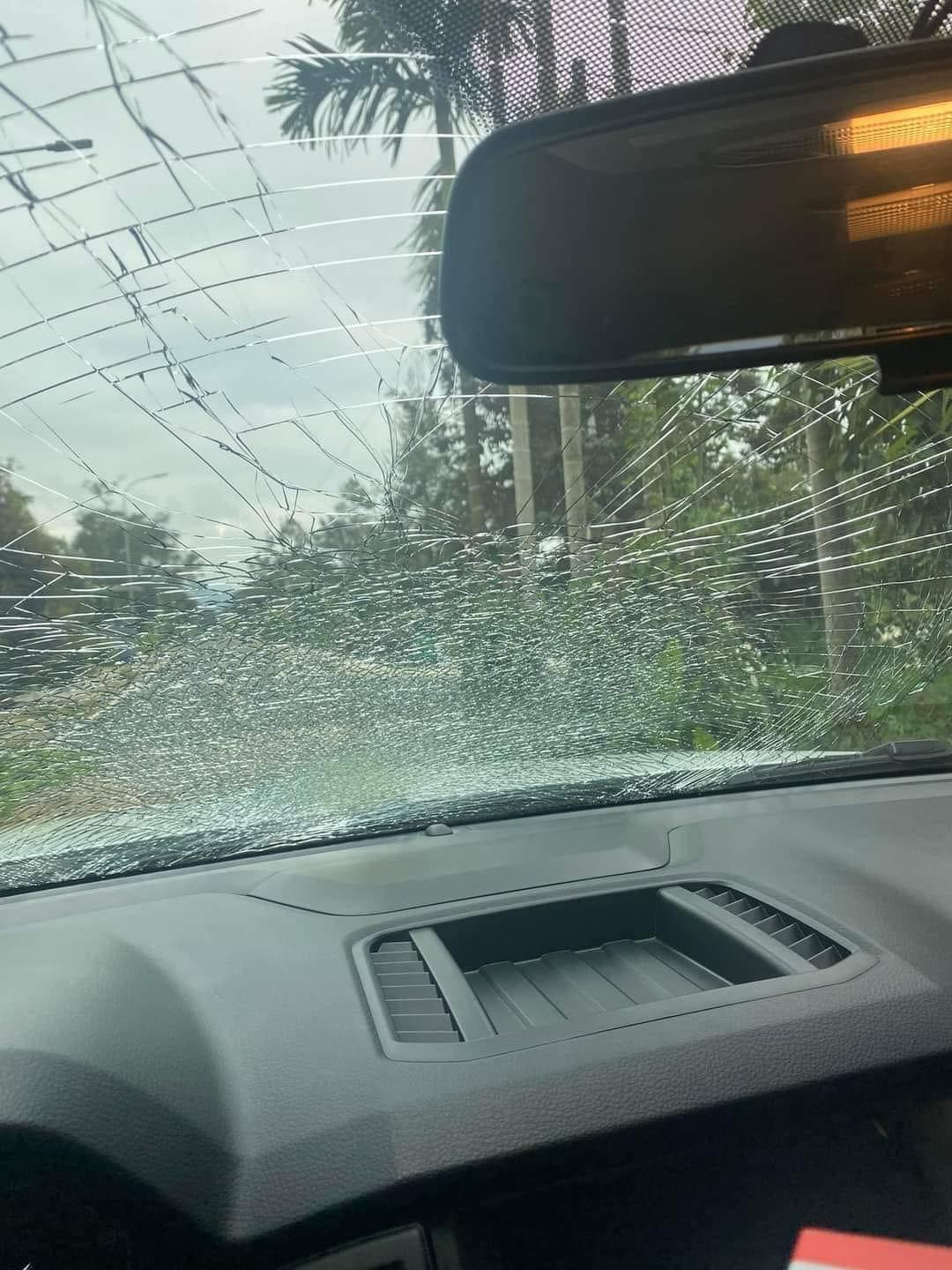 Chiếc ô tô hàng ngày được nâng như nâng trứng, hứng như hứng hoa nay lại bị “dính chưởng” khi đỗ xe dưới gốc cây sầu riêng hẳn là chủ xe xót lòng lắm. Ảnh: Thanh Việt