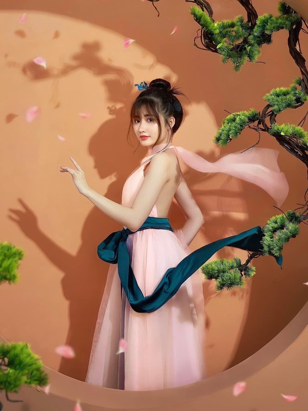 Tờ báo hàng đầu Hong Kong nhận xét, nàng hot girl 7,6 triệu follow không chỉ sở hữu ngoại hình xinh đẹp, vóc dáng nóng bỏng mà còn gây chú ý bởi vũ đạo chuyên nghiệp, quyến rũ cùng phong cách thời trang ấn tượng.