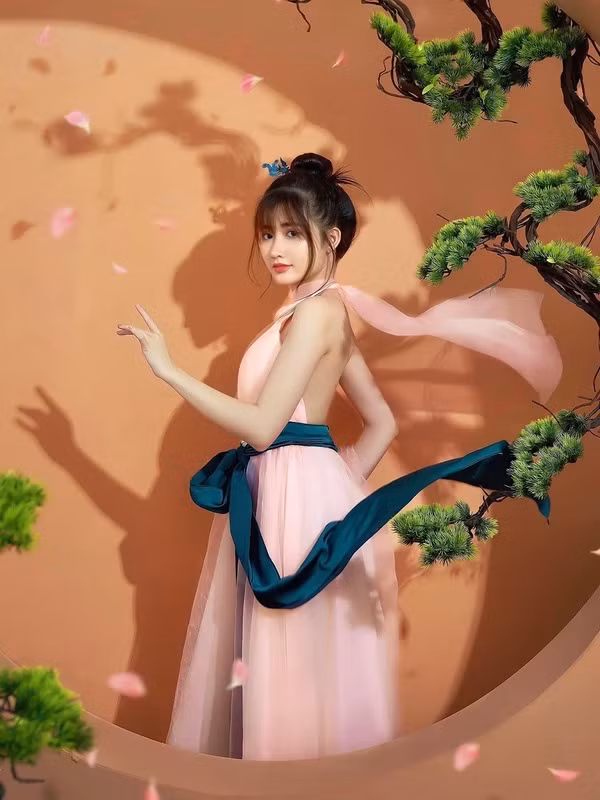 Tờ báo hàng đầu Hong Kong nhận xét, nàng hot girl 7,6 triệu follow không chỉ sở hữu ngoại hình xinh đẹp, vóc dáng nóng bỏng mà còn gây chú ý bởi vũ đạo chuyên nghiệp, quyến rũ cùng phong cách thời trang ấn tượng.