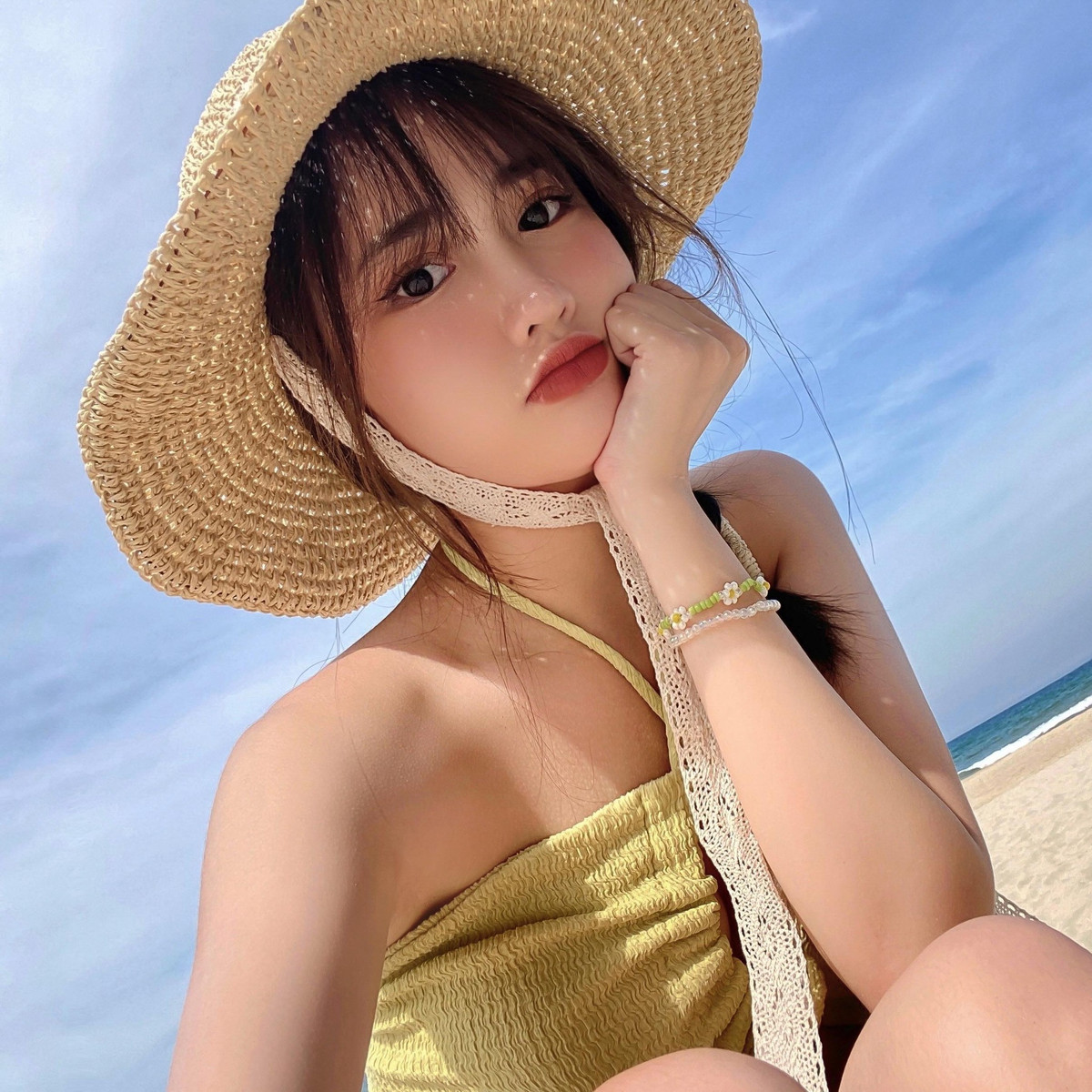 Trước khi lên báo Trung, dù vướng phải nhiều thị phi về nhan sắc cũng như thái độ nhưng không thể phủ nhận được rằng Vũ Thị Khánh Huyền vẫn luôn là một trong những gương mặt TikToker đình đám trên mạng xã hội.