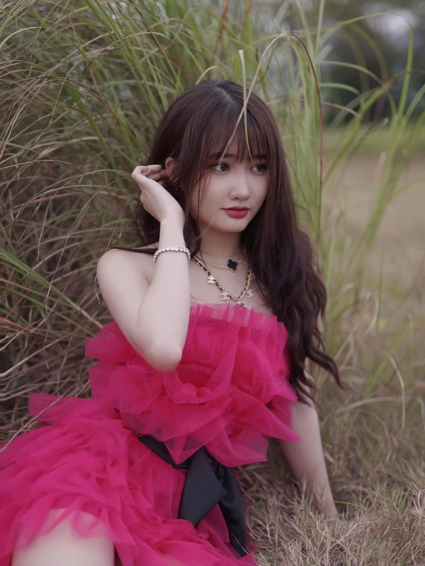 Ngoài ra tờ báo còn nói thêm nhan sắc của gái xinh Khánh Huyền trên mạng xã hội TikTok cũng nhận được nhiều lời khen có cánh của cư dân mạng.