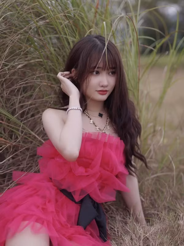 Ngoài ra tờ báo còn nói thêm nhan sắc của gái xinh Khánh Huyền trên mạng xã hội TikTok cũng nhận được nhiều lời khen có cánh của cư dân mạng.