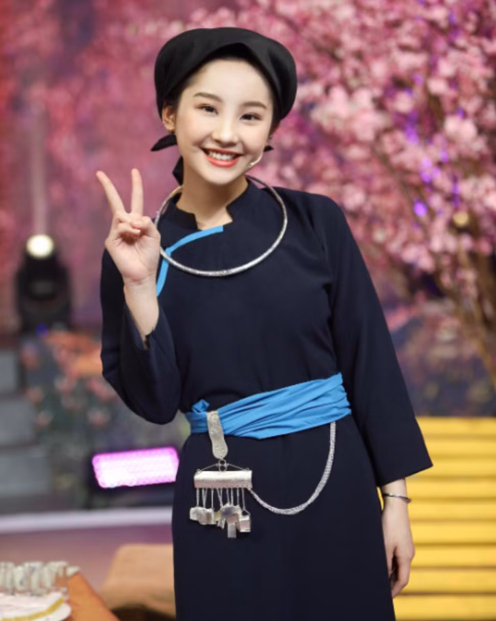 Với nét đẹp dễ thương đáng yêu cùng nụ cười má lúm và thân hình mảnh mai ăn ảnh, hot girl 2K còn thể hiện tốt vai trò làm người mẫu ảnh.