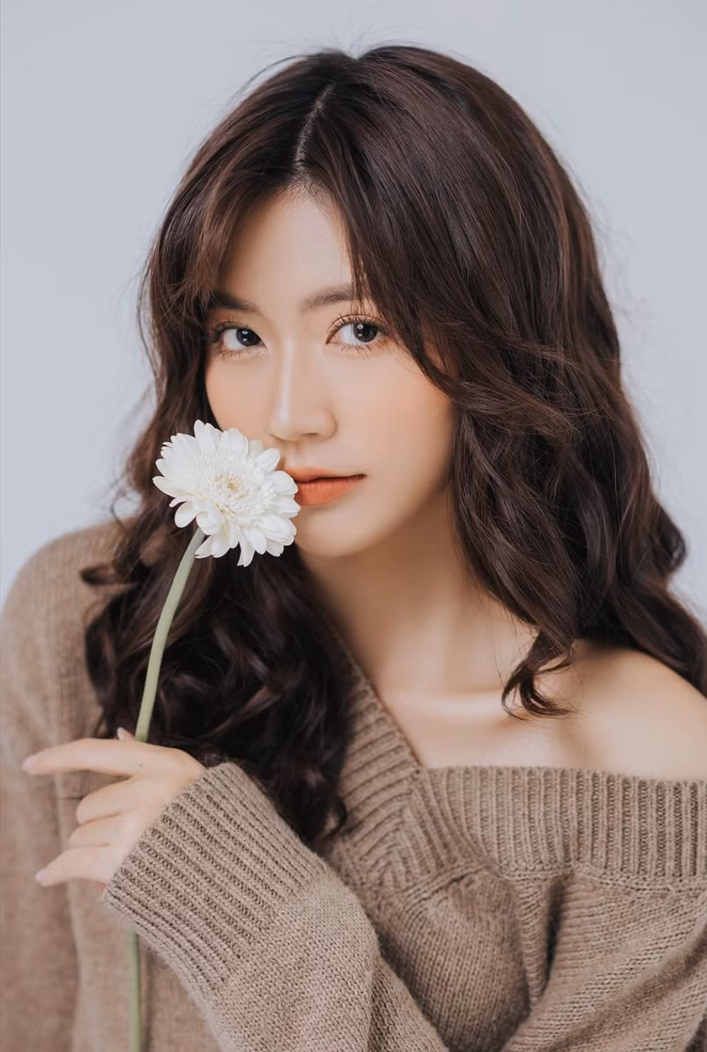 Ngọc Huyền được khán giả chú ý nhờ khả năng hóa thân tốt ở cả tạo hình giản dị lúc đầu phim và tạo hình gợi cảm trái ngược trong những tập mới đây.