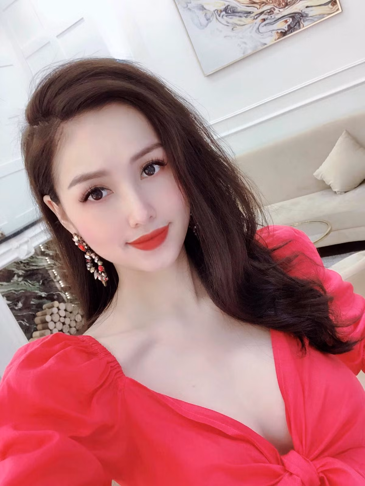 Mới đây, hình ảnh hot mom chọn trang phục khoét xẻ ngực sâu để lộ vòng 1 căng tròn, bờ vai xương quai xanh cùng làn da trắng mịn màng, cô làm ai nấy cũng phải trầm trồ.