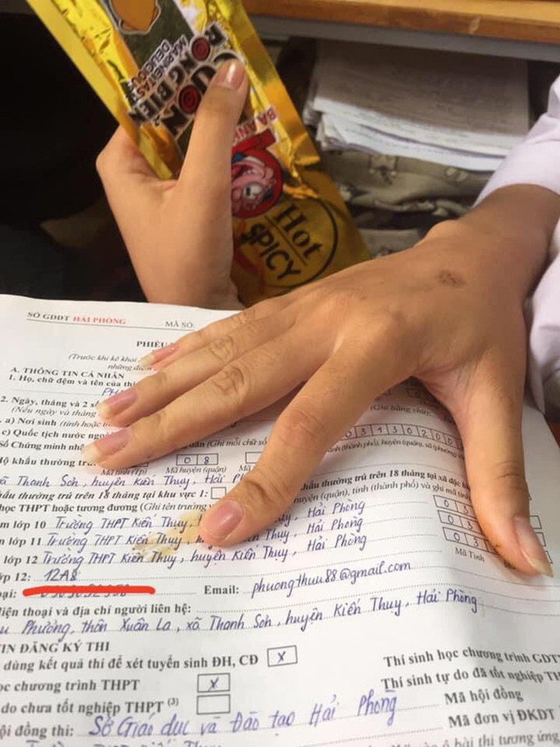 Một vệt bẩn báo hại bạn học sinh này phải làm lại từ đầu.