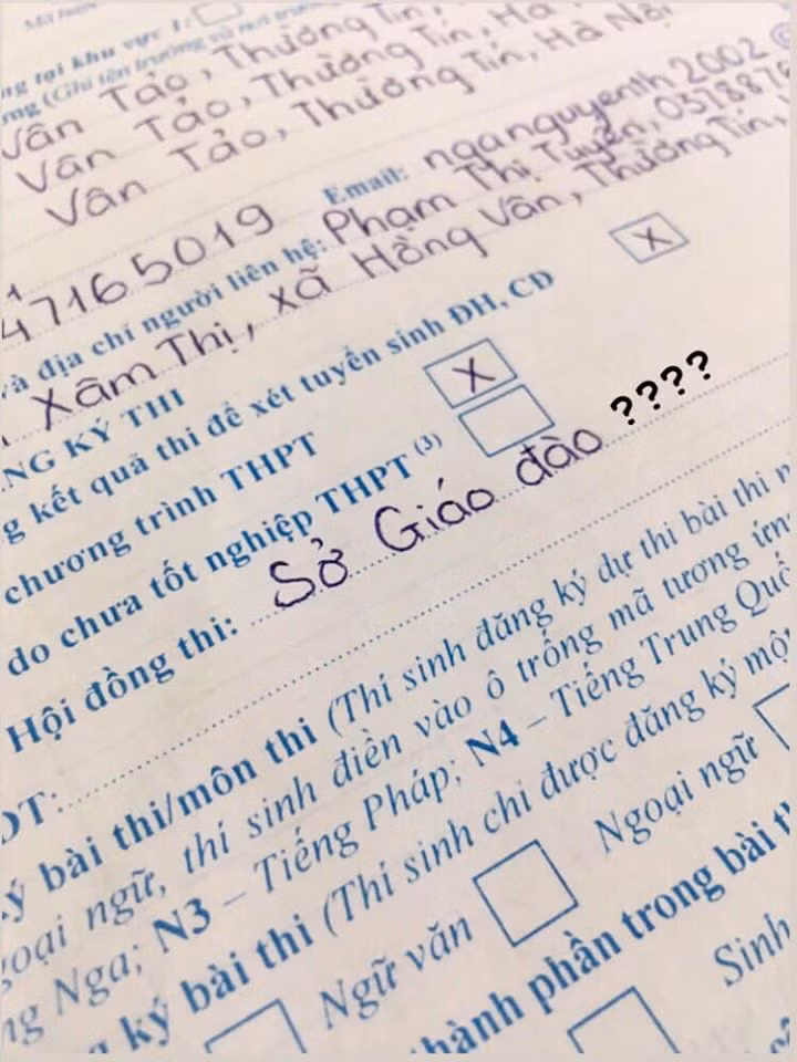 Vào thời gian này trên MXH đã xuất hiện nhiều tình huống "dở khóc dở cười" với những bộ hồ sơ đăng ký thi tốt nghiệp của các cô cậu học trò.